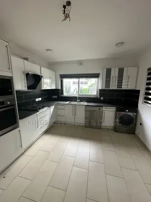 5bdrm Townhouse / Terrace in American-Embassy, Cantonments for rent