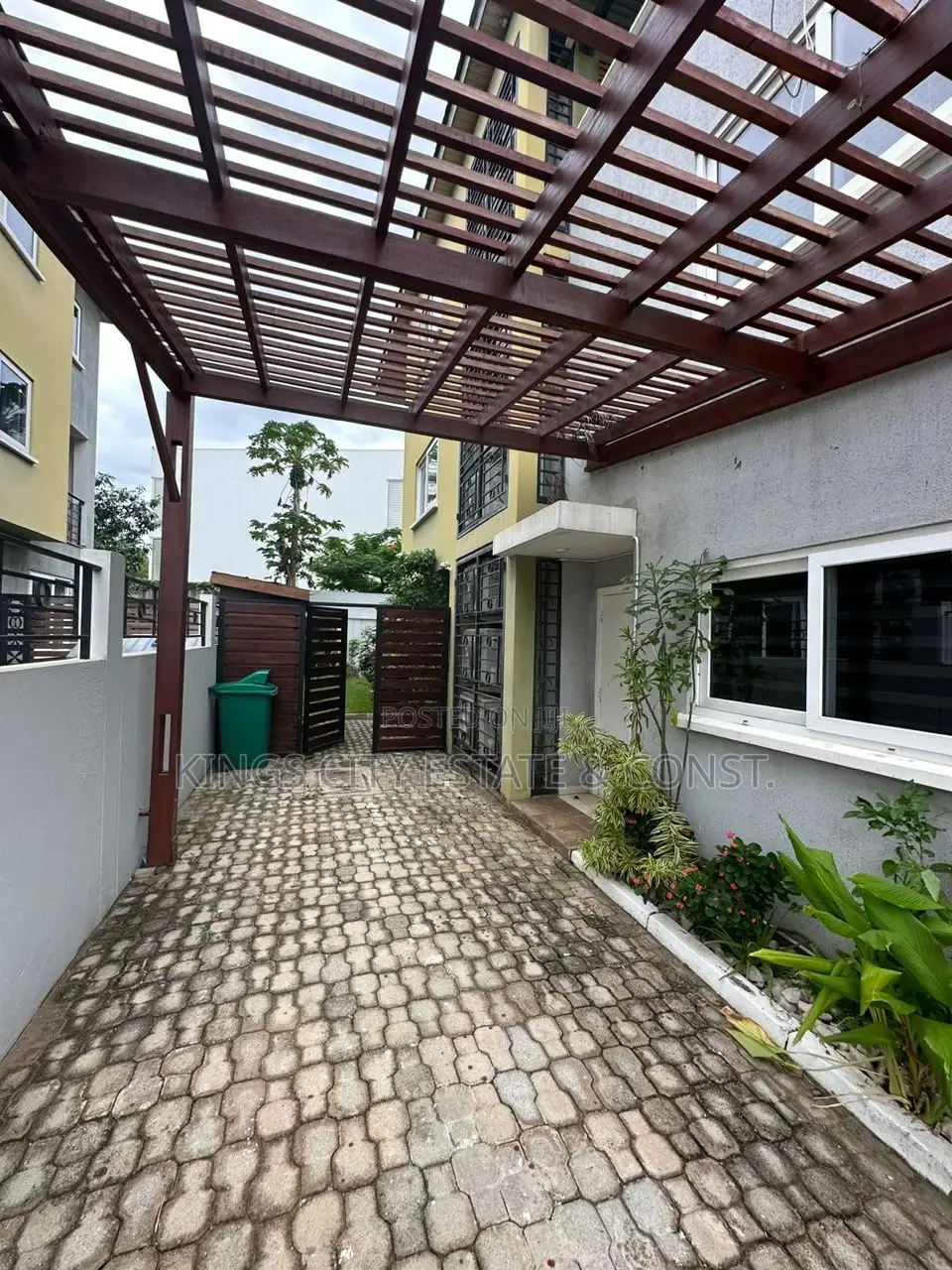 5bdrm Townhouse / Terrace in American-Embassy, Cantonments for rent