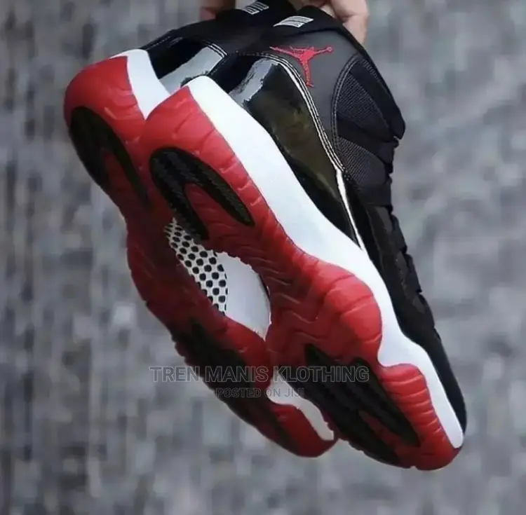 Jordan 11 Black/Red