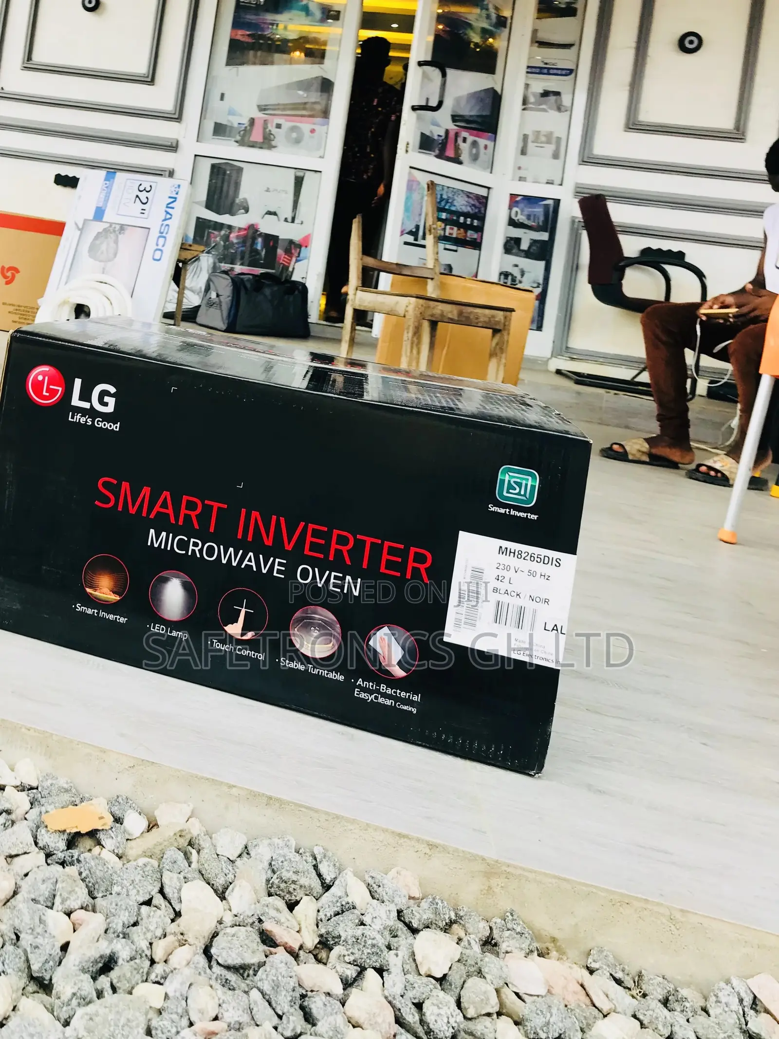 Grab LG Electric MH8265DIS Microwave 