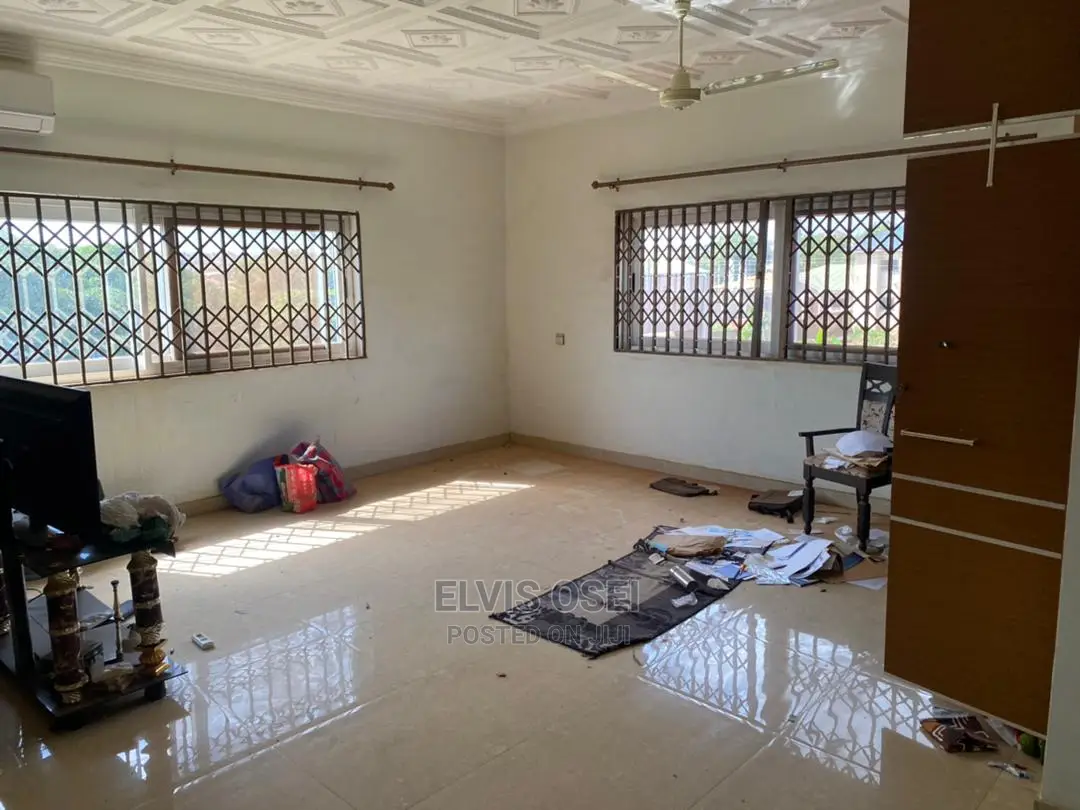 8bdrm House in Scc Junction, Weija for sale