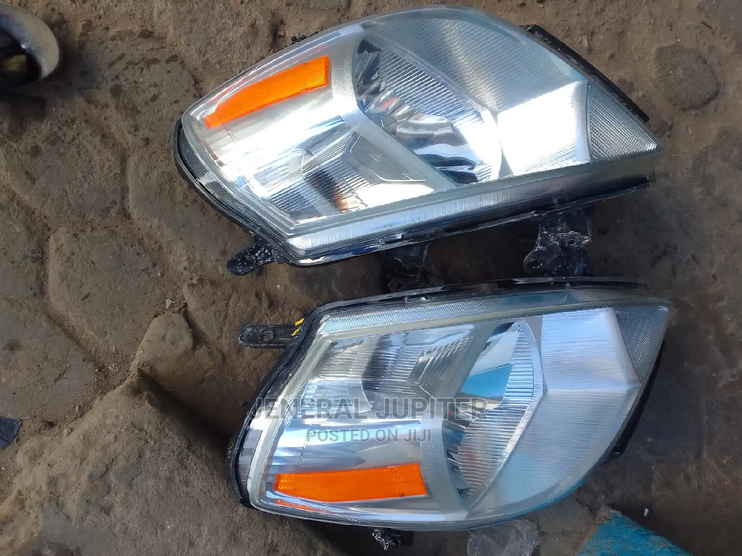 Nissan Versa/Tida 2007-12 Headlight Pair.