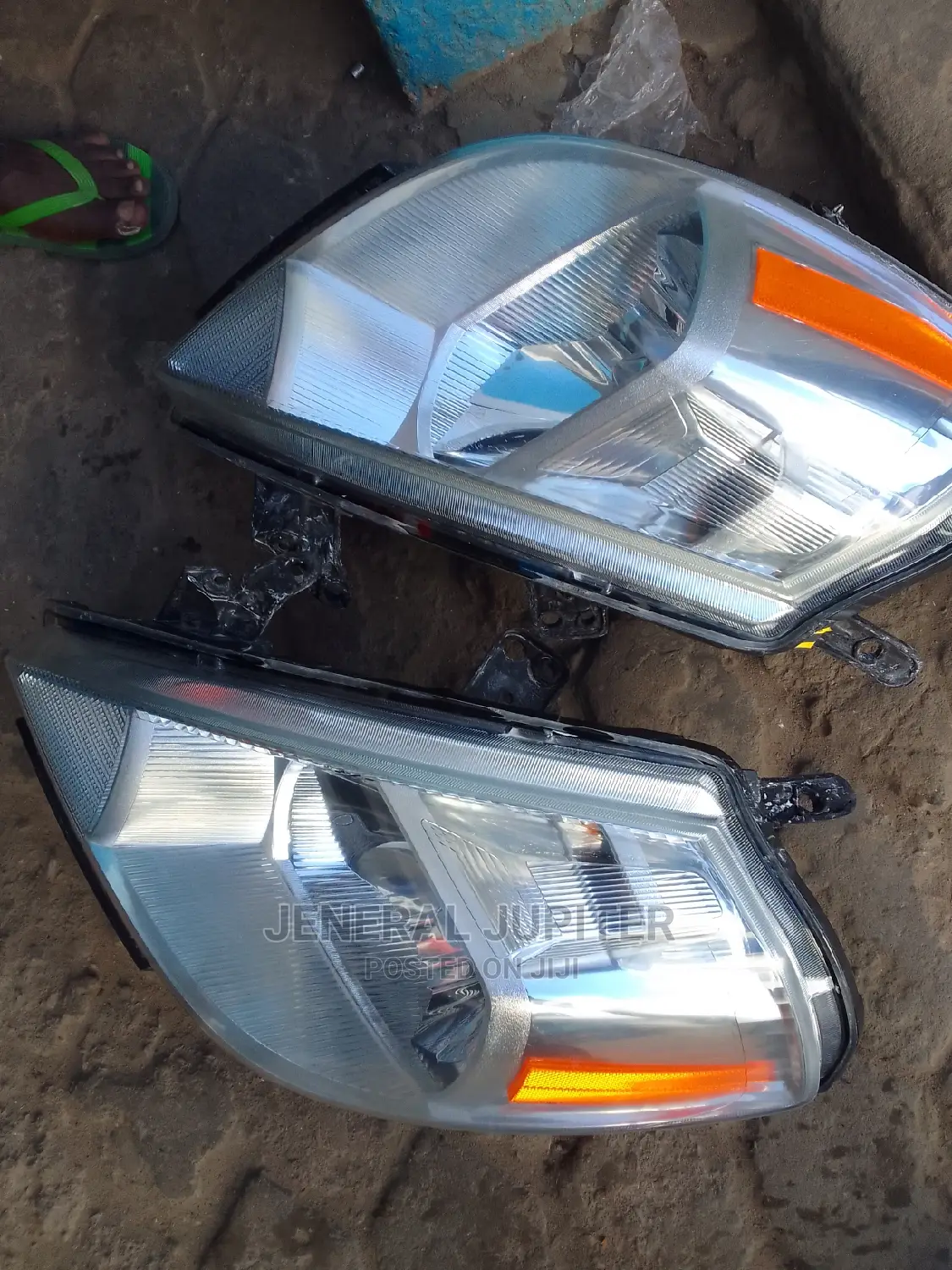 Nissan Versa/Tida 2007-12 Headlight Pair.