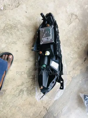 Jeep Cherokee 2017 Headlight Pair With the Charger