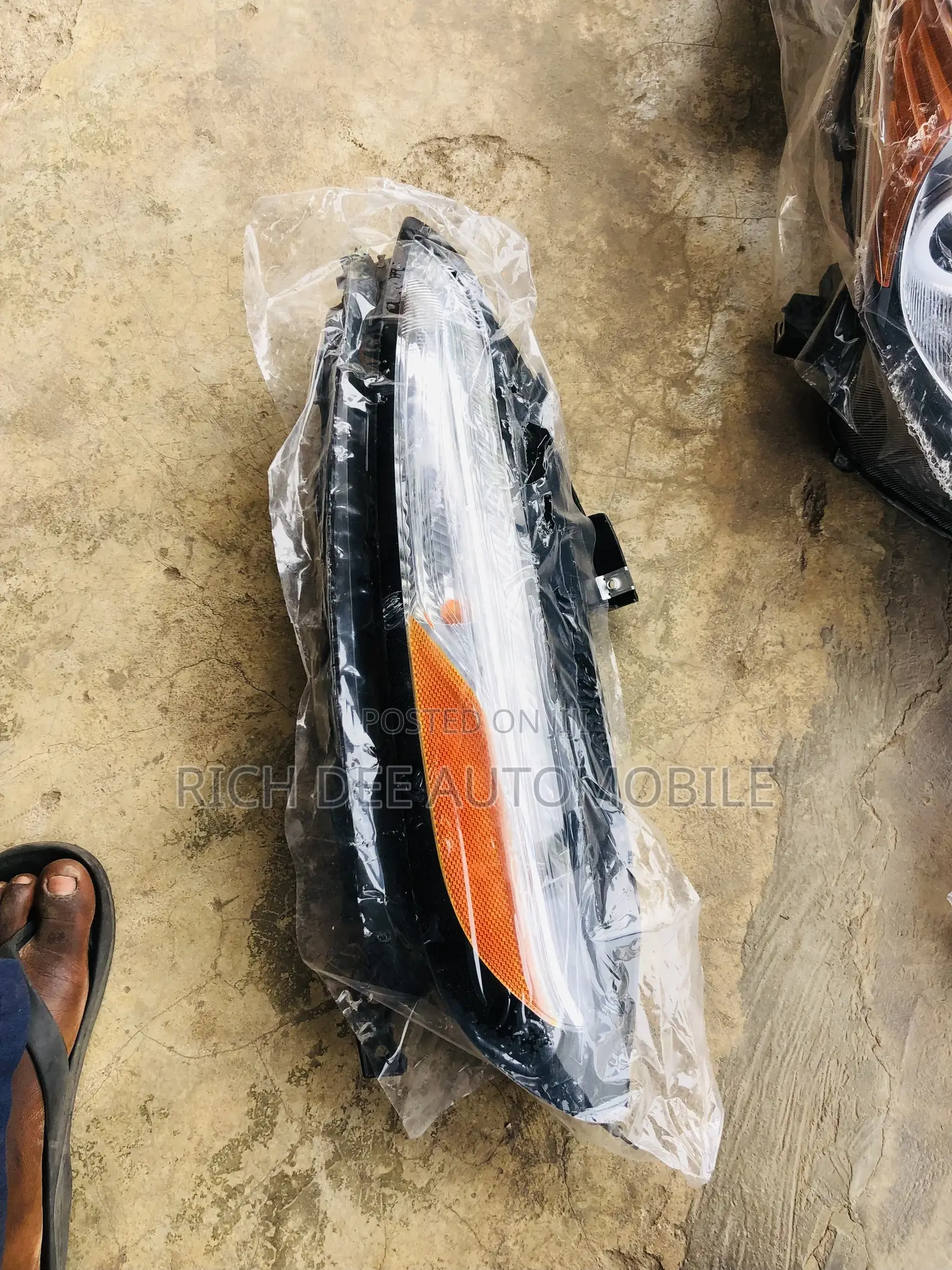 Jeep Cherokee 2017 Headlight Pair With the Charger