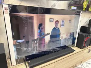 Brand~New Samsung UHD Screen Smart 65”Au7092