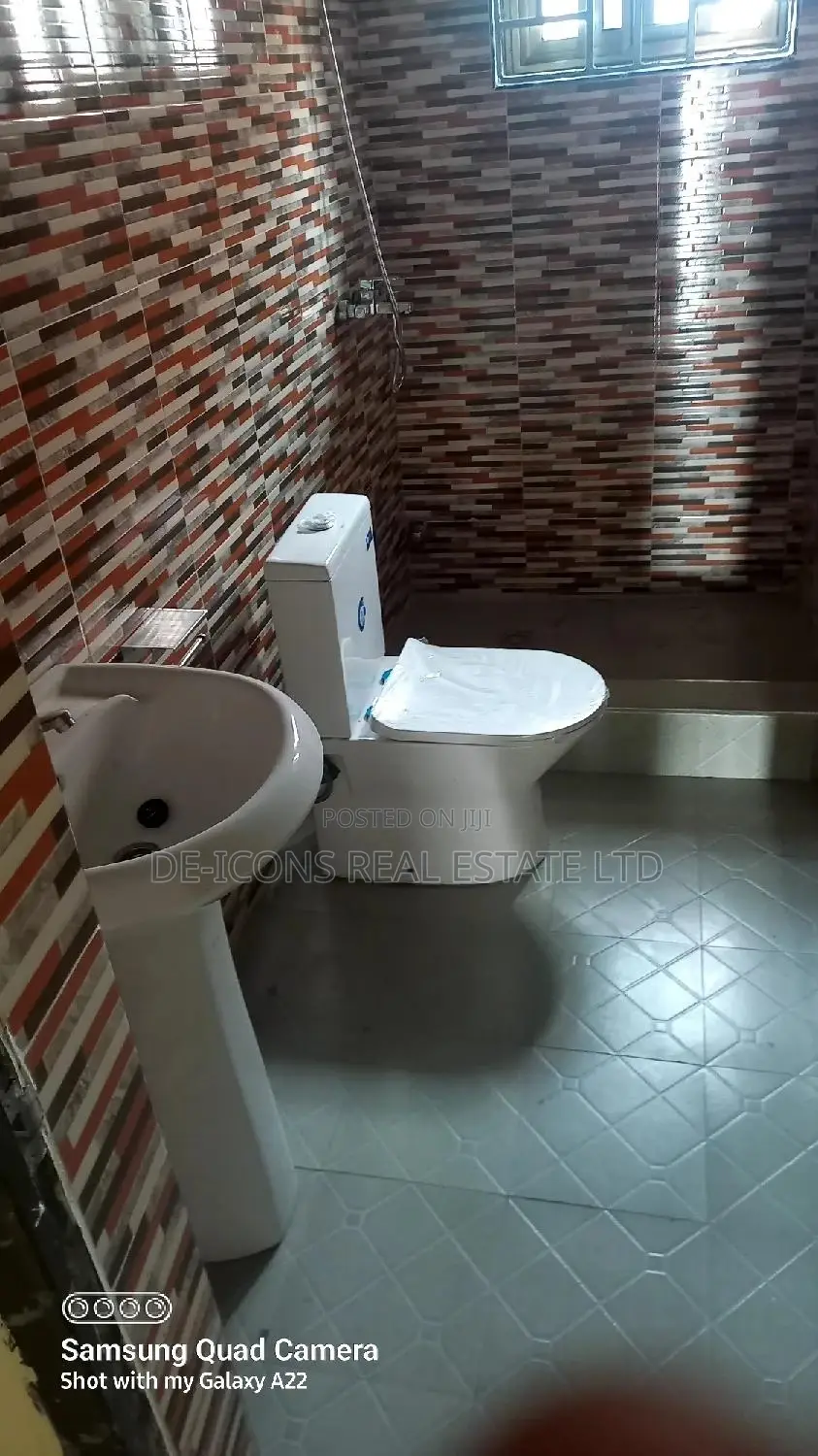 3bdrm Mansion in De-Icons Real Estate, Awutu Senya East Municipal