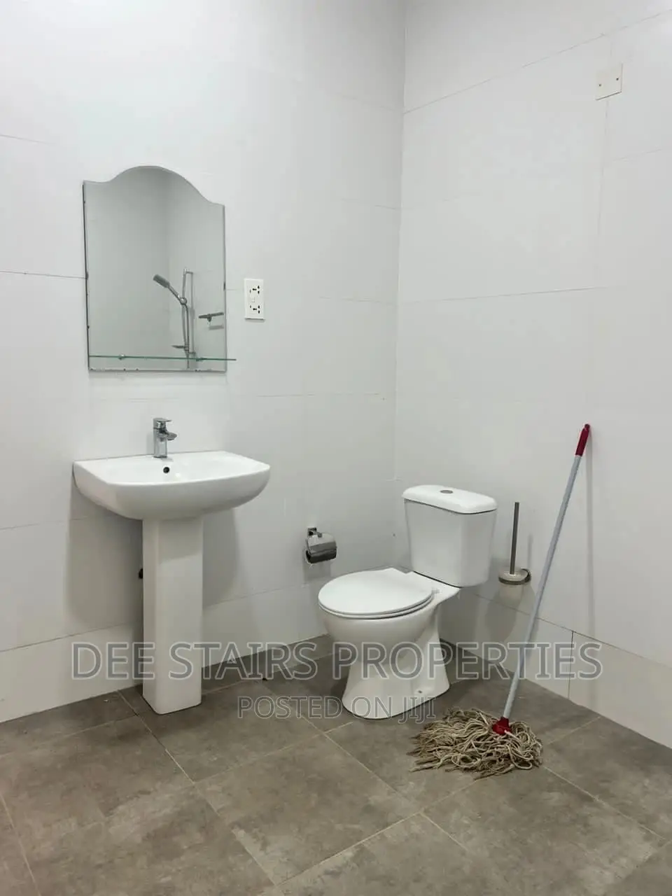 5bdrm House in Tsse Addo Behind for sale