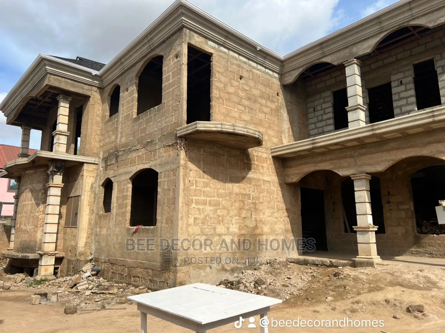 10bdrm Mansion in Bee Decor And Homes, Adenta for sale