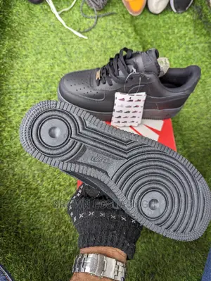 Nike Air Force 1 All Black Sneaker