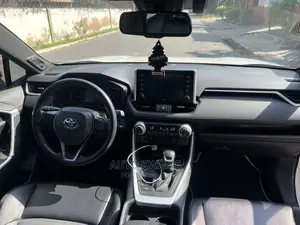 Toyota RAV4 XLE Premium FWD 2019 White