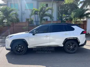 Toyota RAV4 XLE Premium FWD 2019 White