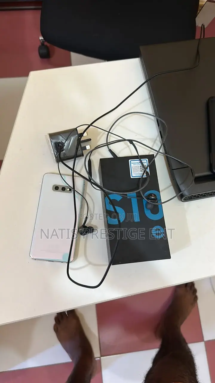 New Samsung Galaxy S10e 128 GB Black