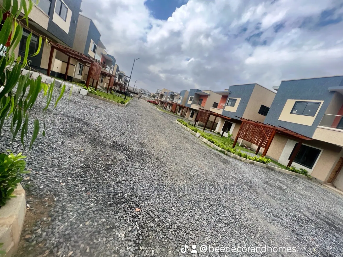 4bdrm Townhouse/Terrace in Bee Decor And Homes, Oyarifa for sale