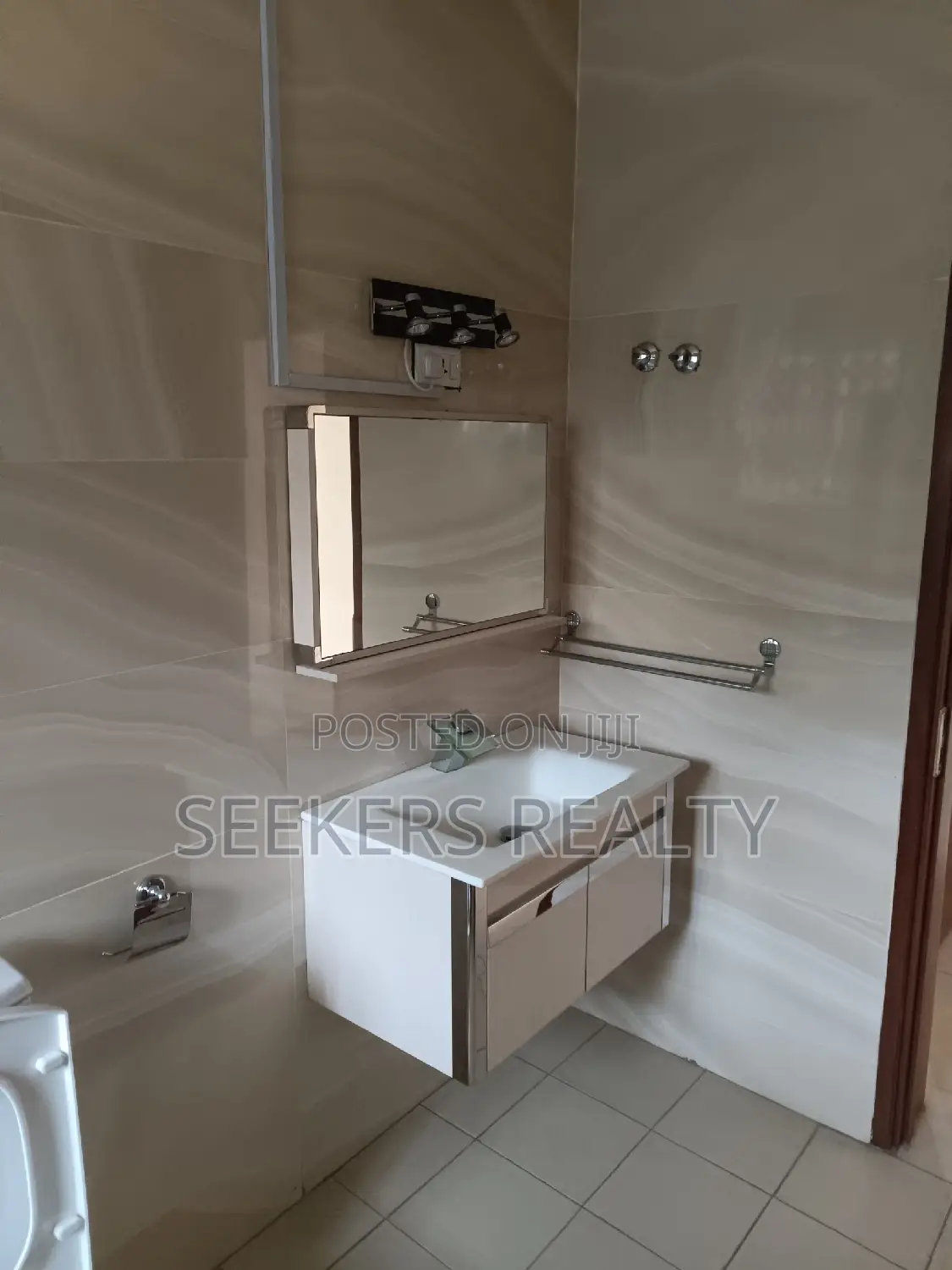 3bdrm Townhouse / Terrace in Seekers Realty, Cantonments for rent