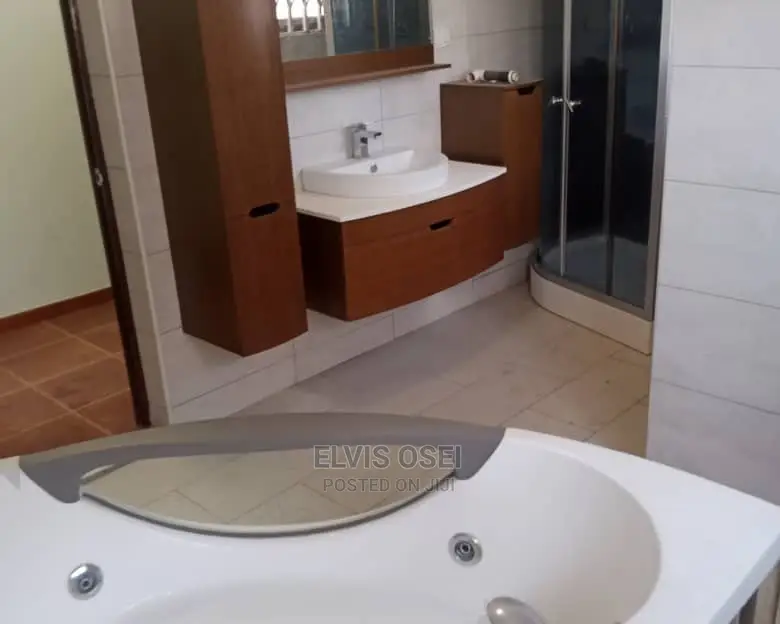 8bdrm House in Scc Junction, Weija for rent