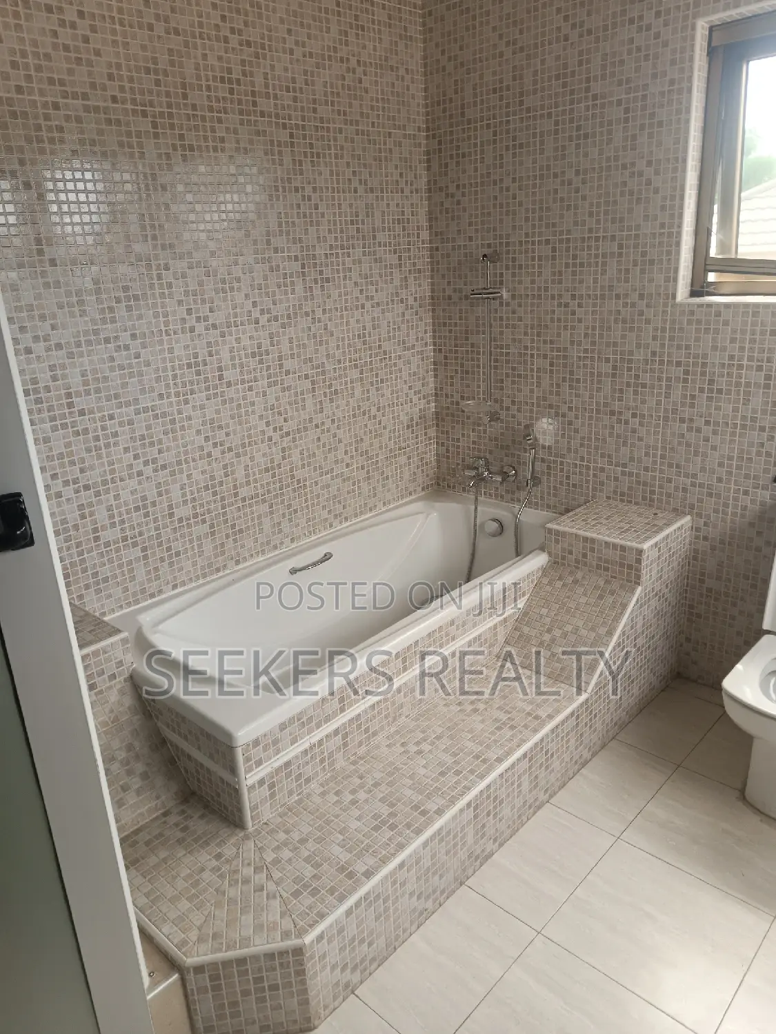 6bdrm House in Seekers Realty, Cantonments for rent