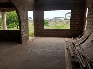 5bdrm Mansion in Emefs Estate, Tema Metropolitan for sale