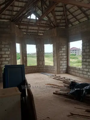 5bdrm Mansion in Emefs Estate, Tema Metropolitan for sale