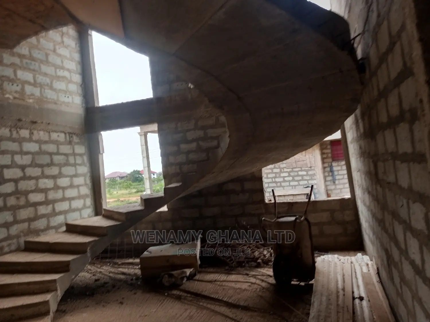 5bdrm Mansion in Emefs Estate, Tema Metropolitan for sale