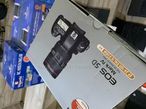 Canon Eos 5D Mark IV Lens Included