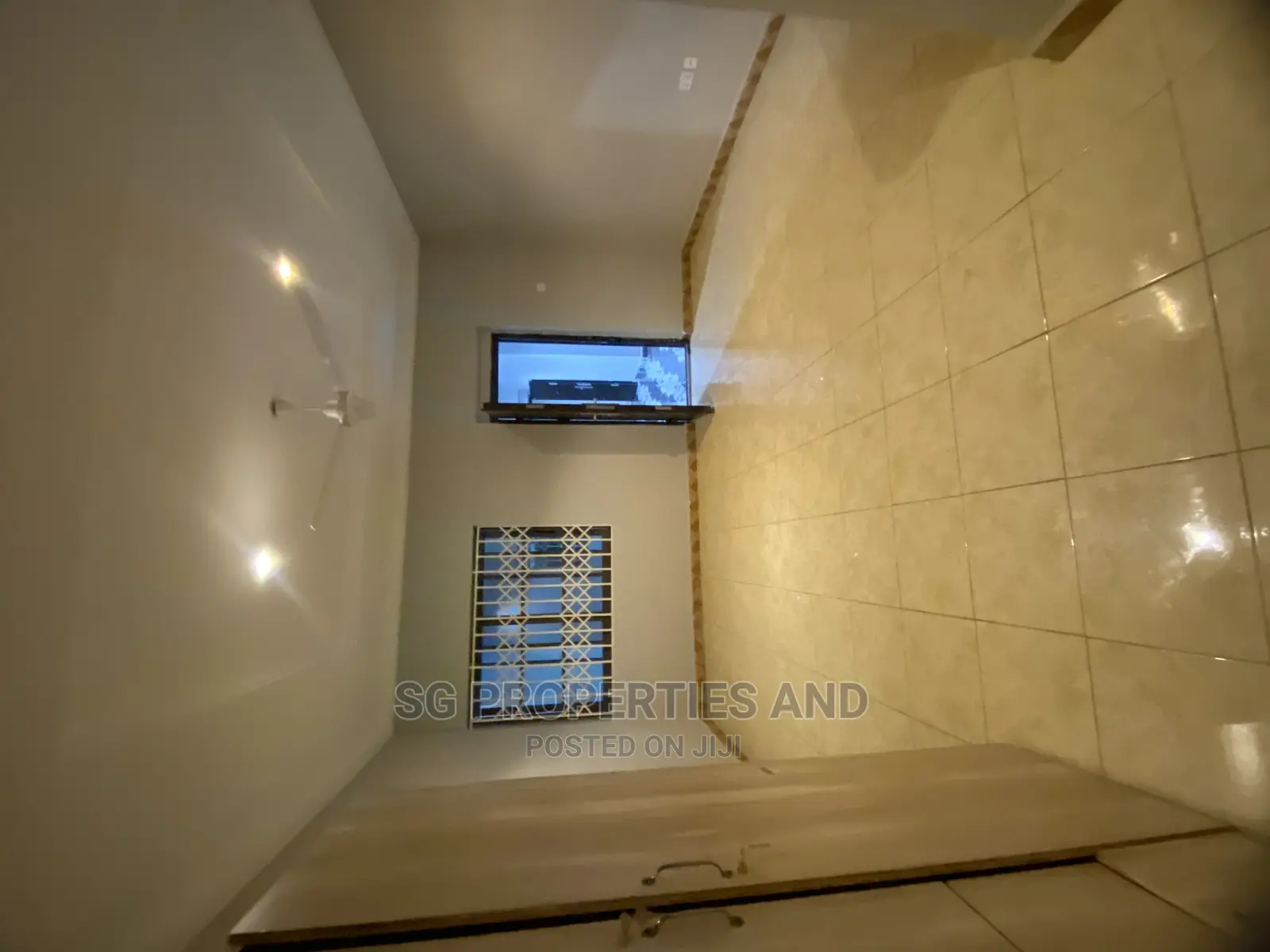 2bdrm Apartment in Kings Courts, Tema Metropolitan for rent