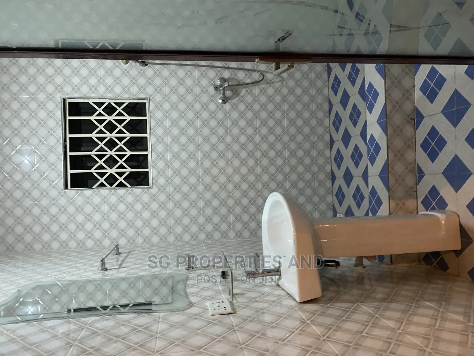 2bdrm Apartment in Kings Courts, Tema Metropolitan for rent