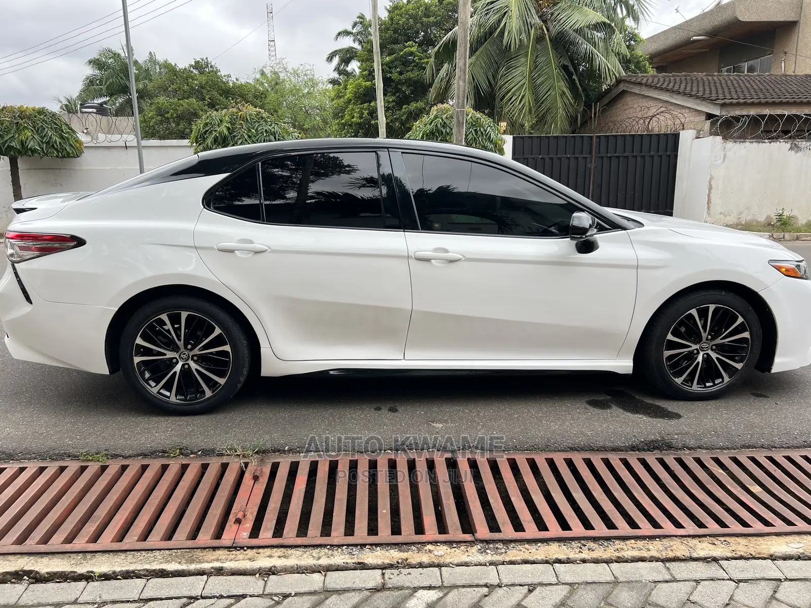 Toyota Camry SE FWD (2.5L 4cyl 8AM) 2018 White