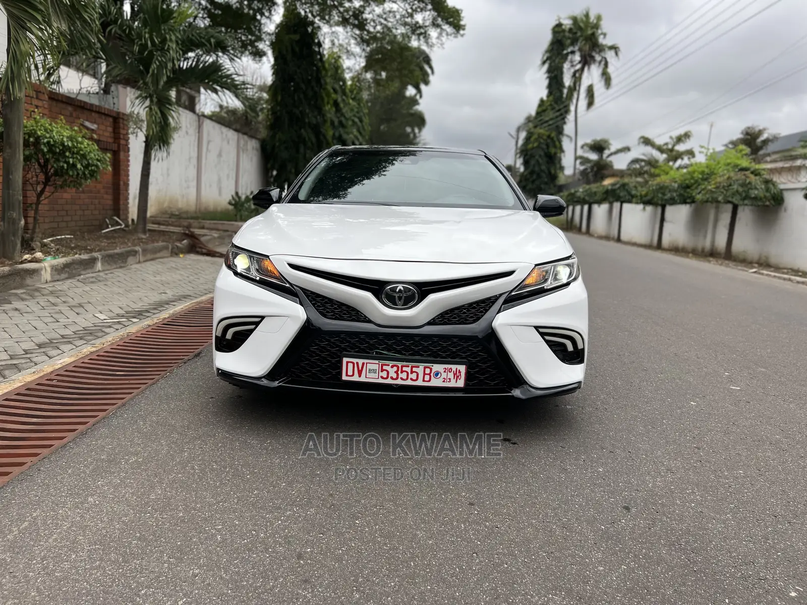 Toyota Camry SE FWD (2.5L 4cyl 8AM) 2018 White