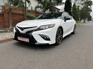Toyota Camry SE FWD (2.5L 4cyl 8AM) 2018 White