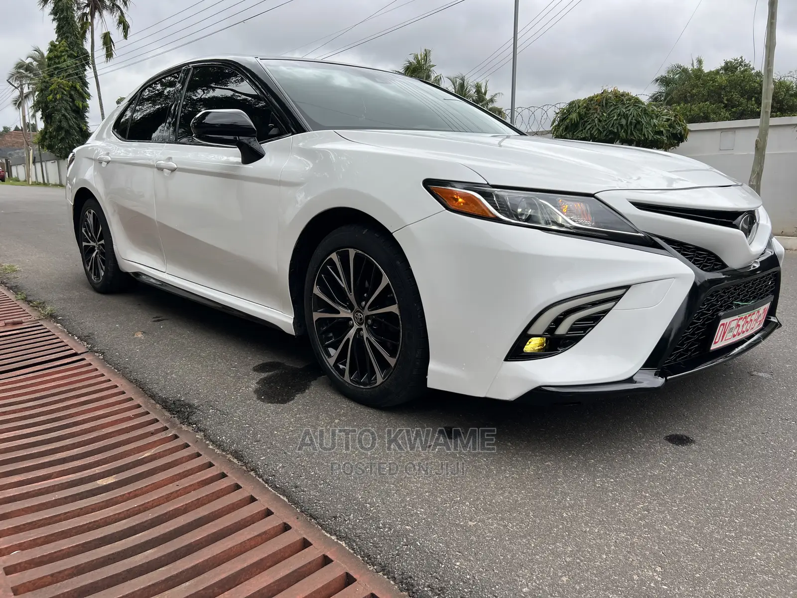 Toyota Camry SE FWD (2.5L 4cyl 8AM) 2018 White