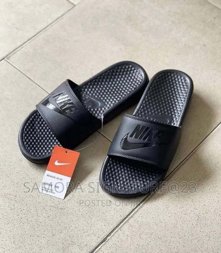 Nike Benassi Slides