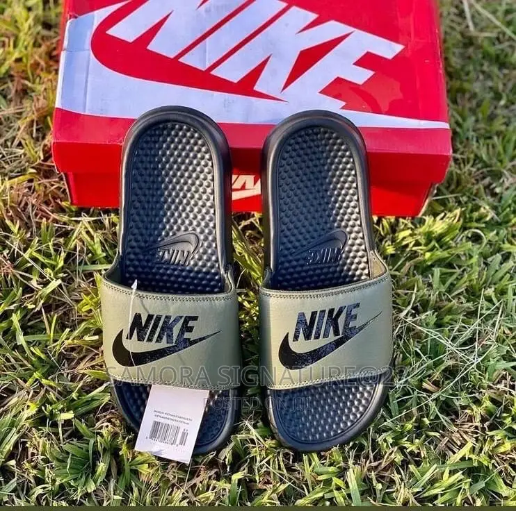 Nike Benassi Slides