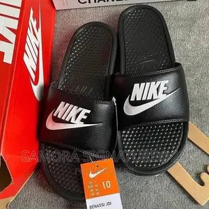 Nike Benassi Slides