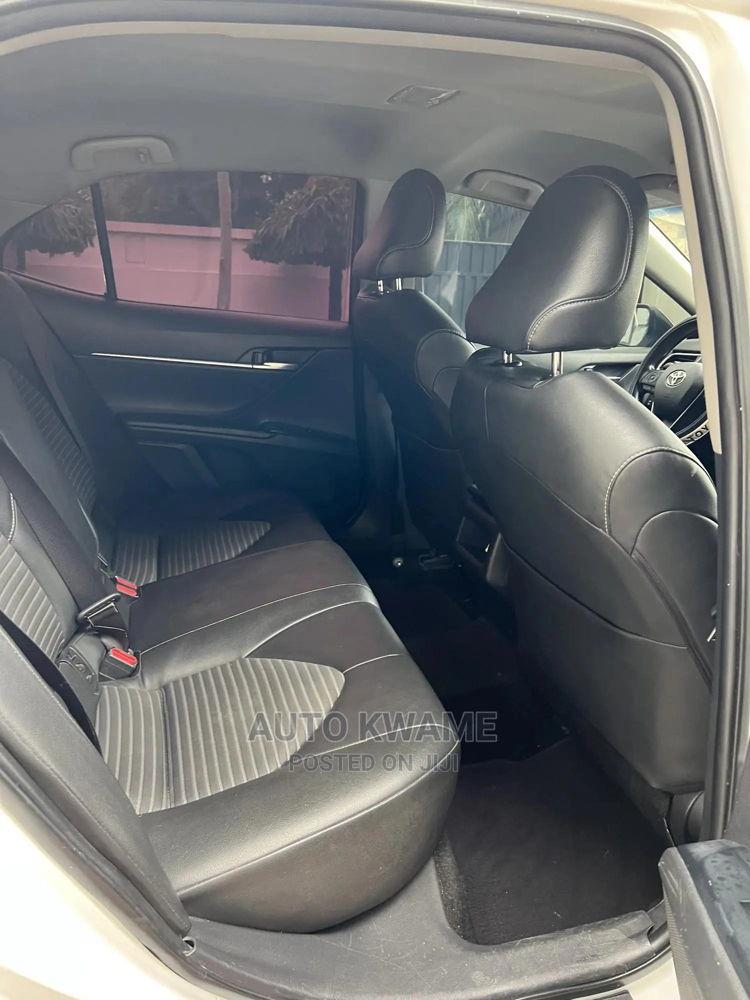 Toyota Camry SE FWD (2.5L 4cyl 8AM) 2018 White