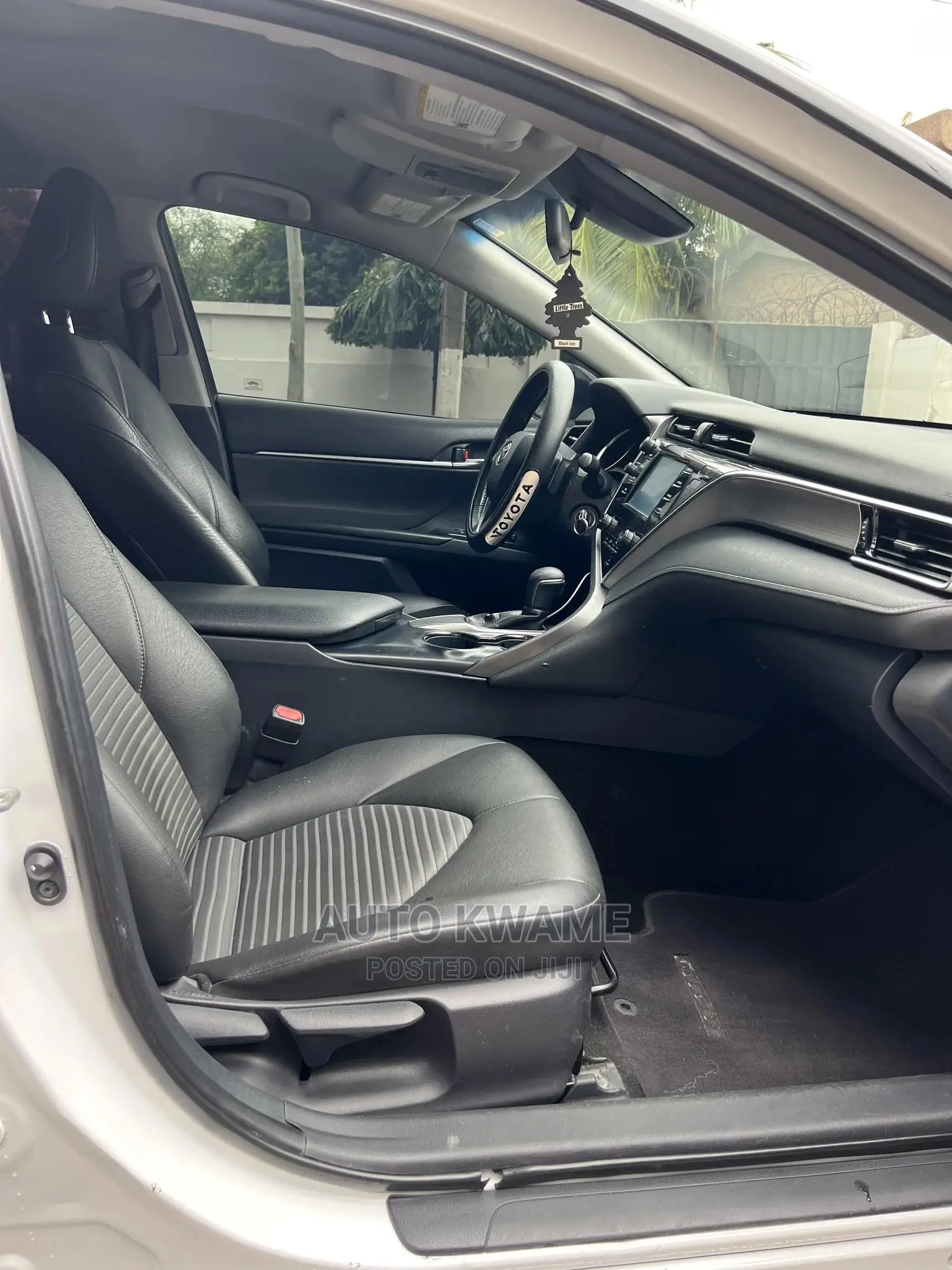Toyota Camry SE FWD (2.5L 4cyl 8AM) 2018 White