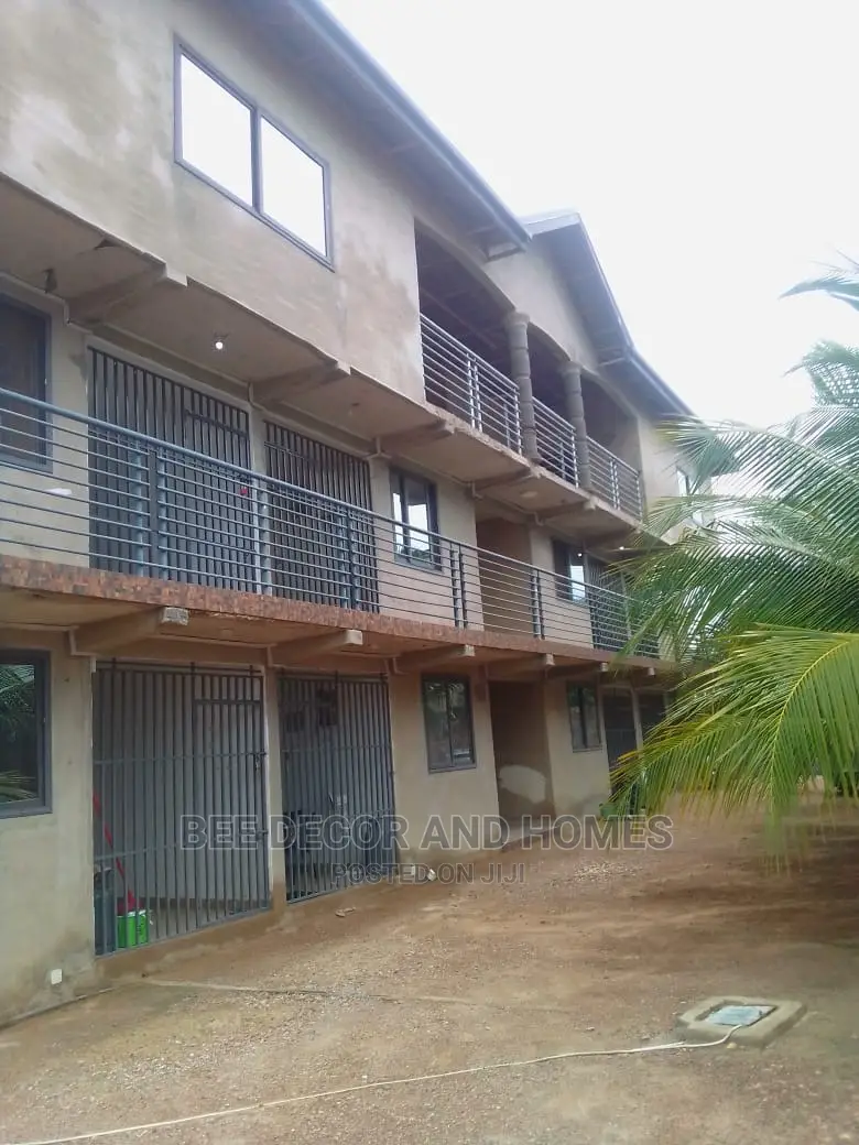 10bdrm Apartment in Bee Decor And Homes, Old Ashomang for sale