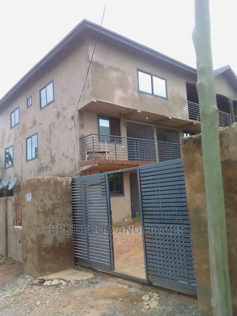 10bdrm Apartment in Bee Decor And Homes, Old Ashomang for sale