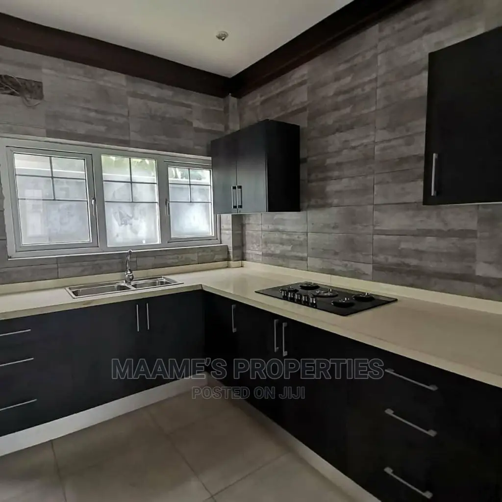 5bdrm Maisonette in Maame’S Properties, Airport Residential Area