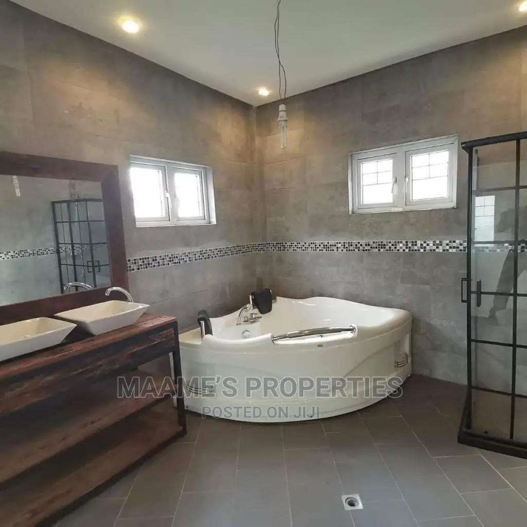 5bdrm Maisonette in Maame’S Properties, Airport Residential Area