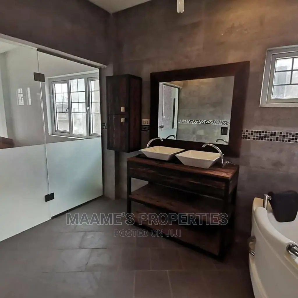 5bdrm Maisonette in Maame’S Properties, Airport Residential Area