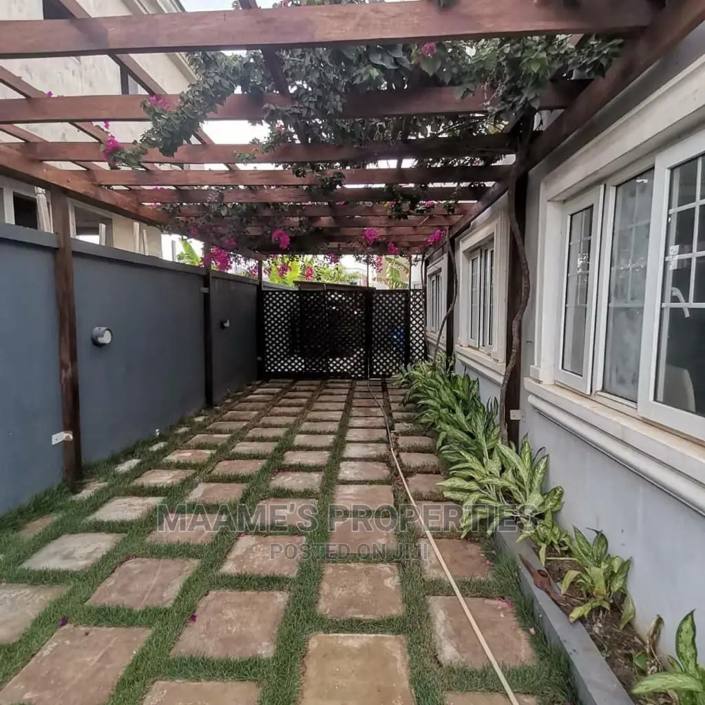 5bdrm Maisonette in Maame’S Properties, Airport Residential Area