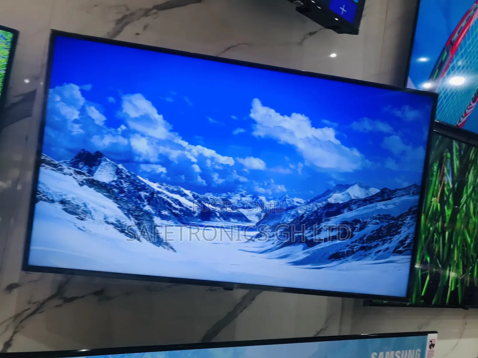  Samsung 65 Inches Glossy UHD Smart LED AU70 Tv