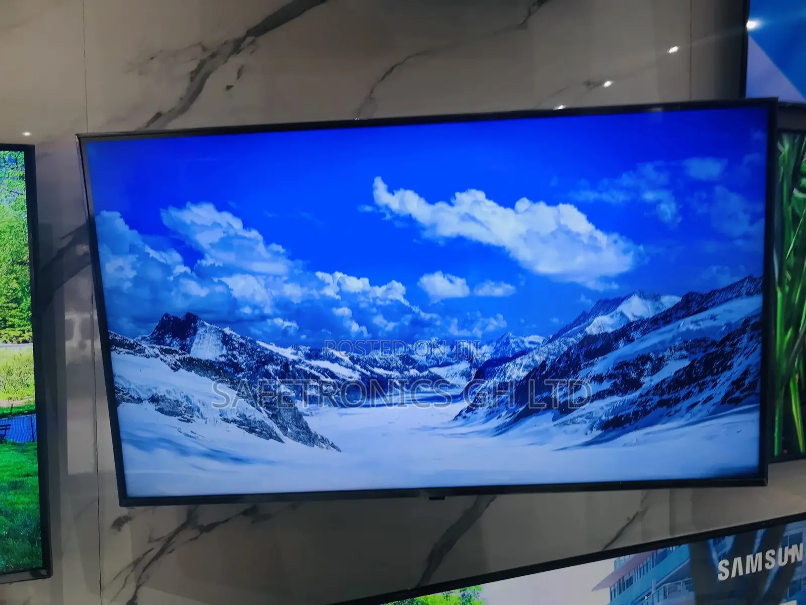  Samsung 65 Inches Glossy UHD Smart LED AU70 Tv