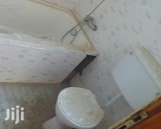 5bdrm House in Bronko Housing, Accra Metropolitan for sale