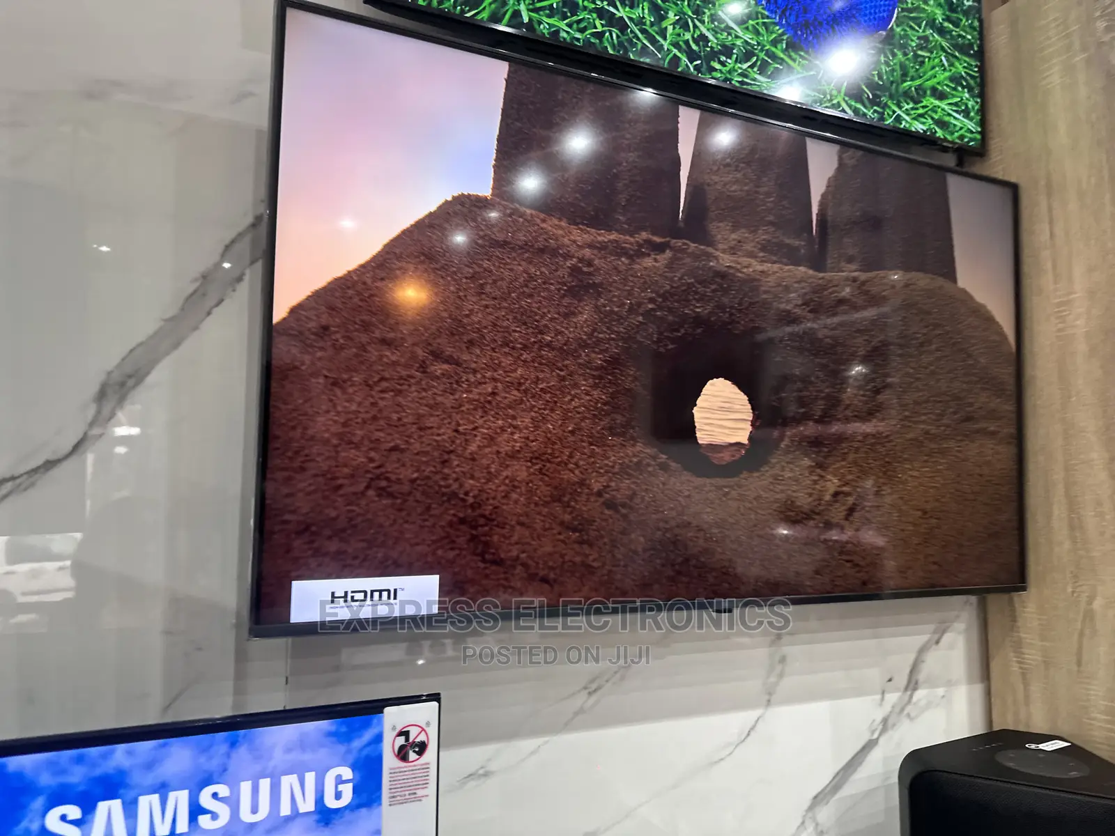 Au7172 UHD Smart 50” Samsung  Glossy Slim Black Tv 