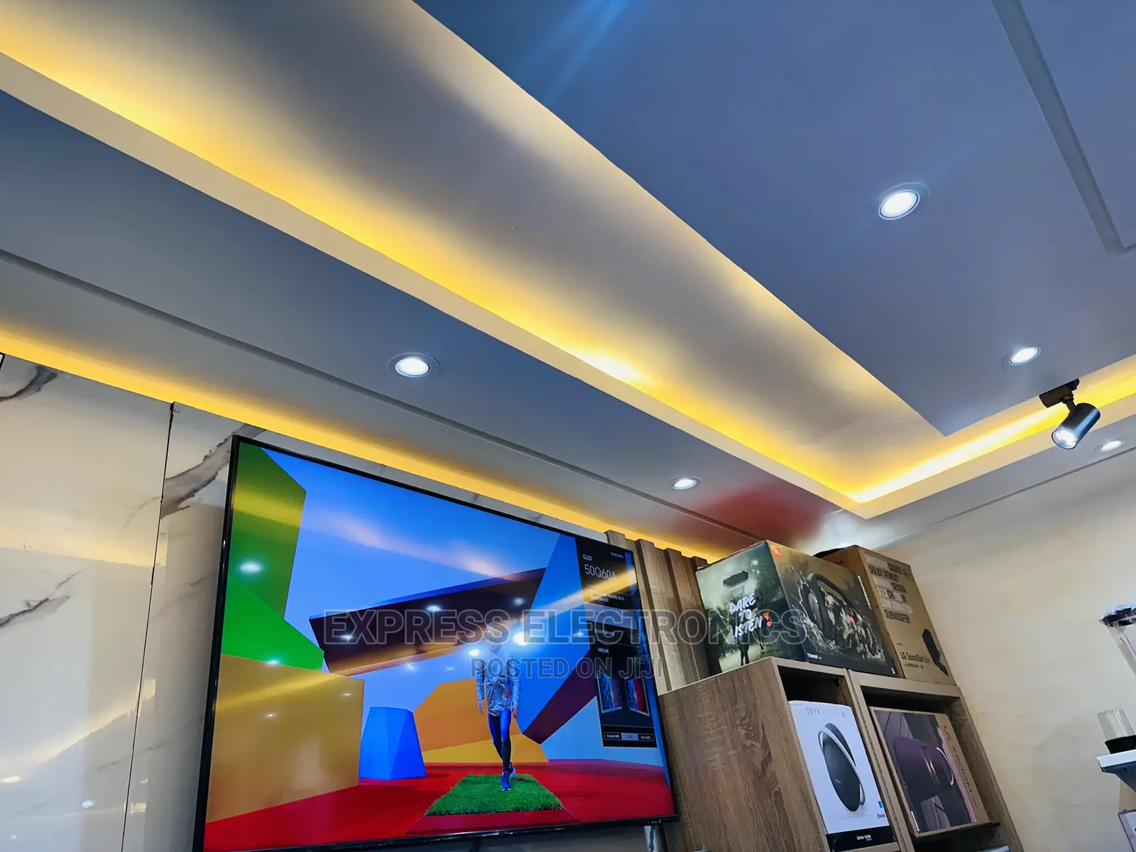 Lovely  New Samsung UHD Smart 55”Au8022 Glossy Black