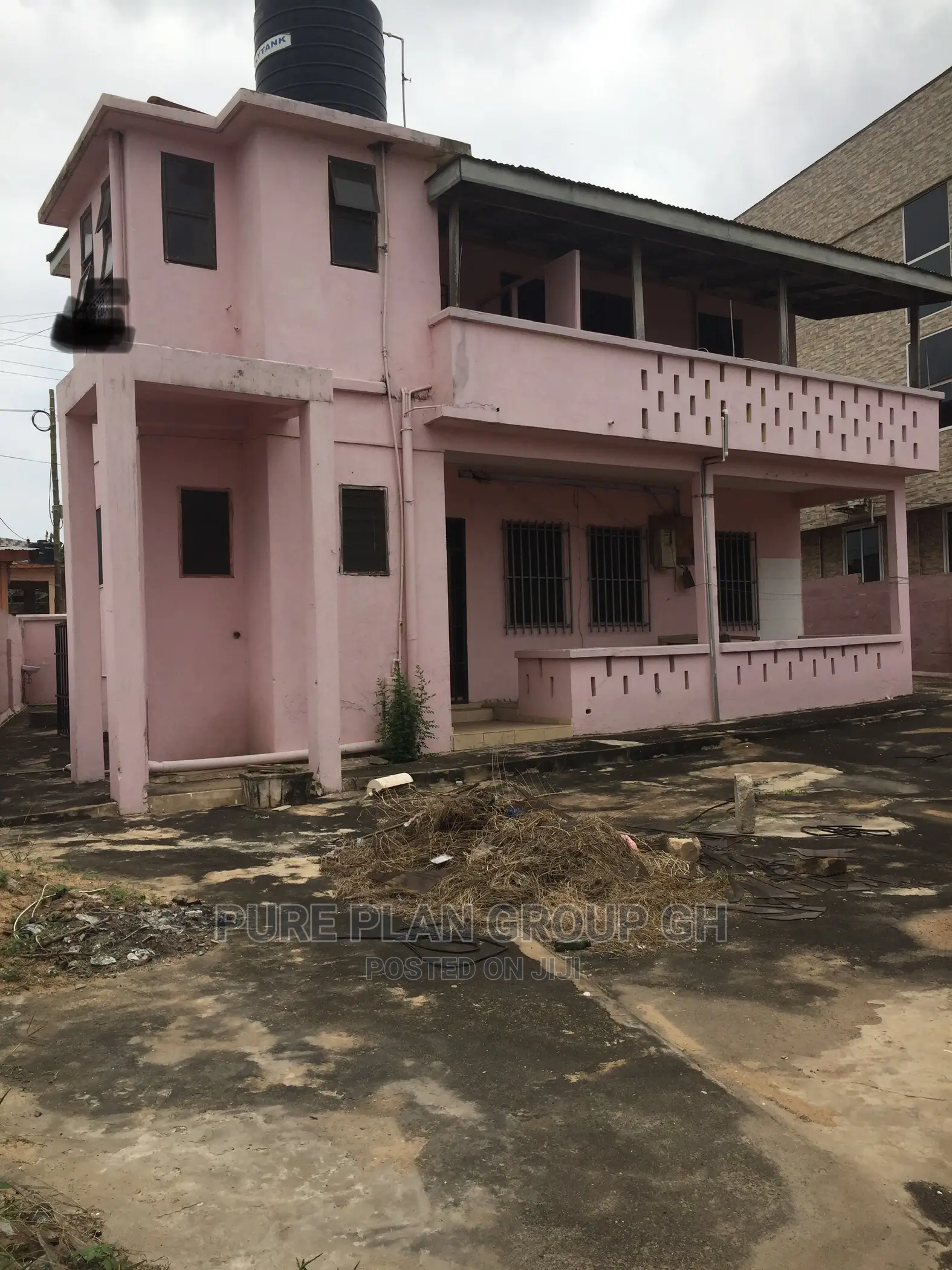 10bdrm Mansion in Kokomlemle for sale