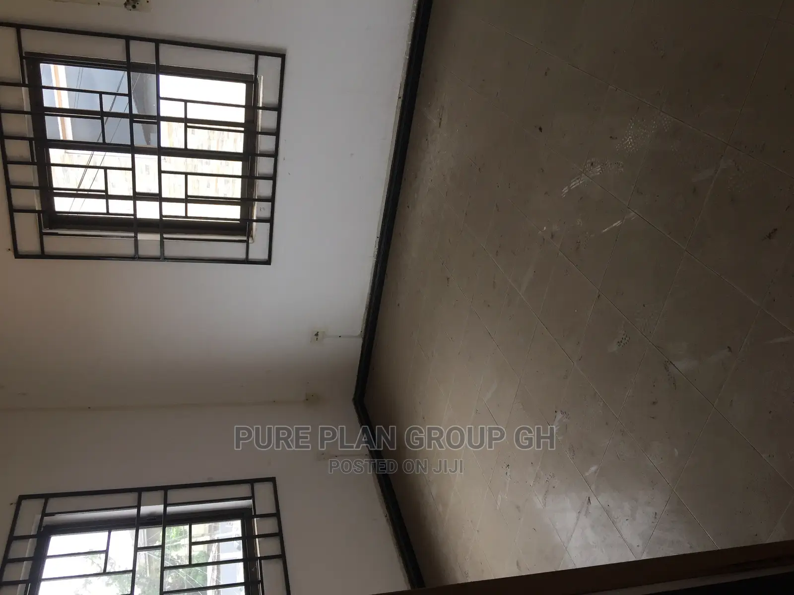 10bdrm Mansion in Kokomlemle for sale