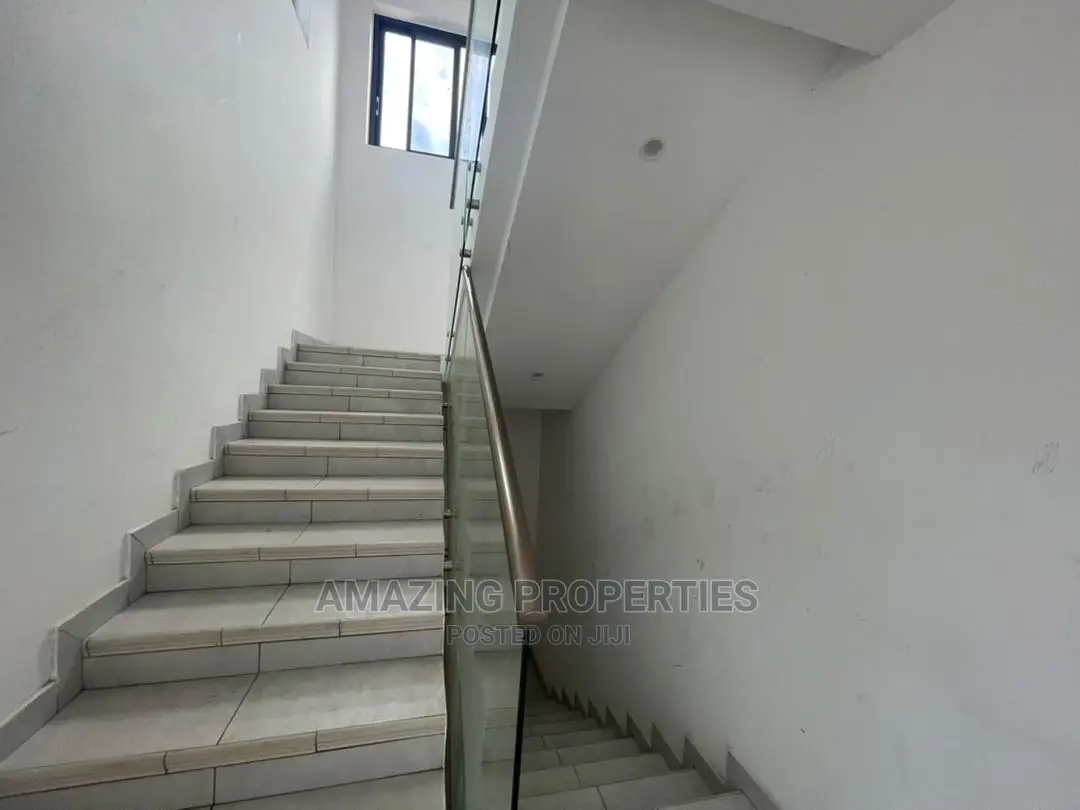 5bdrm House in Airport Residential Area for sale